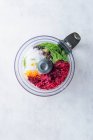 Ingredientes de marinada gravlax en una licuadora - foto de stock