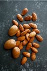 Almonds, shelled and unshelled — Stock Photo