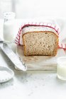 Pão integral pão metade coberto com pano — Fotografia de Stock