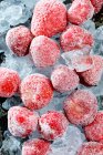 Primo piano di deliziose fragole congelate — Foto stock