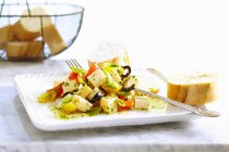 Gouda marinato a dadini con pomodorini, olive, cipolla, erbe aromatiche e baguette — Foto stock