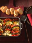 Verdure grigliate e carne su un piatto — Foto stock