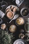 Torten mit Vanillepudding und Kokosraspeln auf rustikalem Hintergrund — Stockfoto