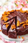 Gâteau au chocolat avec nid d'abeilles — Photo de stock