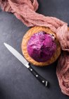 Red cabbage on wooden cutting board ready to be cut — Stock Photo