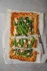 Crostata di salmone sfoglia con crema di formaggio all'aneto, spinaci, fagioli e piselli — Foto stock