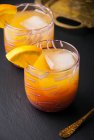 Deux verres remplis de punch de goyave tropicale — Photo de stock