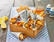 Fish and Chips als Fingerfood, eingewickelt in Zeitungspapier — Stockfoto