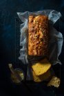 Pan de maíz recién horneado con cebolla de primavera y queso, vista desde arriba. - foto de stock