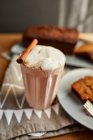 Cappuccino au cacao et bâton de cannelle — Photo de stock