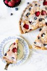 Bakewell-Torte mit Beeren und Zuckerpulver — Stockfoto