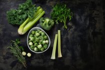 Produtos hortícolas verdes crus orgânicos — Fotografia de Stock