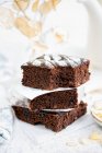 Minceur brownies du monde sur blanc — Photo de stock