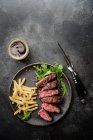 Bifteck grillé avec fusée et croustilles — Photo de stock