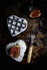 Fromage de chèvre en forme de Coeurs et Figues fraîches sur surface rustique avec fourchette vintage — Photo de stock