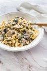 Leckere fettuccine Pasta mit Champignons und Sahnesoße — Stockfoto