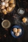 Mini donuts com açúcar em pó e uma xícara de café — Fotografia de Stock