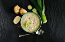 Porro zuppa di patate su sfondo nero — Foto stock