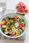 Salat aus Wassermelone, Gurke, gelben Tomaten, Minze und Feta — Stockfoto