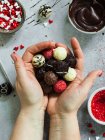 Gros plan de délicieuses truffes au chocolat assorties — Photo de stock