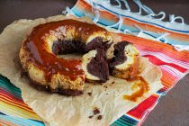 Flan de chocolate mexicano con pudín de crema de galletas y caramelo y salsa de caramelo - foto de stock