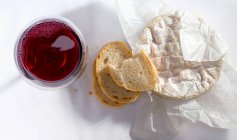 Camembert mit Baguette und einem Glas Rotwein — Stockfoto
