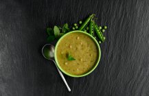 Горох и мятный суп — стоковое фото