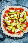 Пицца с кабачком, сыр моцарелла и томатный соус — стоковое фото