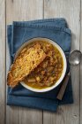 Лук и овощной суп с хлебом из запеченного сыра — стоковое фото
