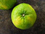 Un frutto ugli su una superficie scura — Foto stock