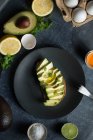 Шматочок хліба з авокадо, лаймом, оливковою олією та флаєром де Сел — стокове фото