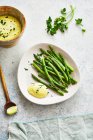 Grilled asparagus spears with hollandaise sauce and coriander — Stock Photo