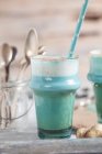 Smurf latte (вегетаріанське рослинне молоко, синя спіруліна, імбир і буряковий порошок ) — стокове фото