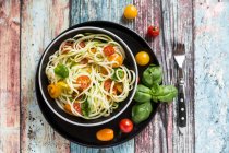 Zoodles (zucchini noodles) with tomatoes and basil — Stock Photo