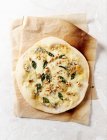 Eine Pizza Bianca mit dünner Kruste, Gorgonzola, Mozzarella und Walnüssen — Stockfoto