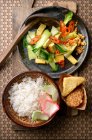 Tumis Sawi Hijau (gebratener indonesischer Bok Choy) serviert weißen Reis, Tempeh und Tofu — Stockfoto