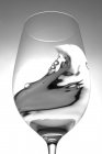 Біле вино в келиху з хвилею — стокове фото