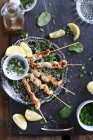 Chicken Shishkebabs with mint, sesme seeds and lemon wedges — Stock Photo
