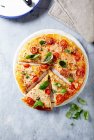 Pizza de queijo com tomate cereja e alcaparras — Fotografia de Stock