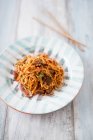 Lo Mein noodles with beef (China) — Stock Photo