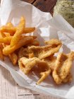 Suela Dover goujons y patatas fritas - foto de stock