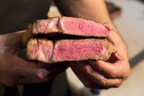 Couper steaks croustillants vue rapprochée — Photo de stock