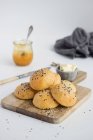 Brioche rolls with sesame, butter and jam - foto de stock