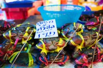 Связанные крабы с ценником на рыбном рынке, Таиланд — стоковое фото