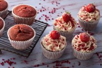 Cupcakes with chocolate and strawberries — Stock Photo