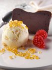 Uno scoop di ceam di ghiaccio con craqueline e terrina al cioccolato — Foto stock