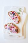 Heringssalat mit Roter Bete und Dill auf Brot — Stockfoto