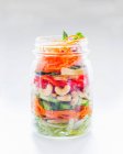 Ensalada de verduras con anacardos en un frasco de vidrio - foto de stock