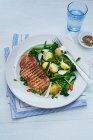Ломтики свинины с теплым овощным салатом — стоковое фото