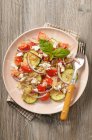 Салат из киноа с кабачками, помидорами, луком и свежим сыром — стоковое фото